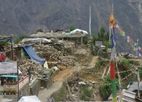 भूकम्प पीडितलाई सहायता- मुखले दिने, हातले नदिने